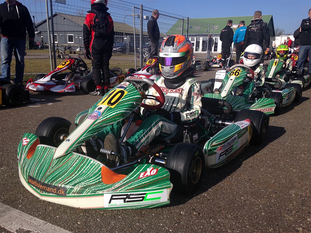 Malthe Jakobsen holder klar til dagens første træning i høj påskesol på Vojens gokartcenter